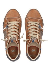 Baskets en cuir marron avec des lacets beiges, des accents blancs et des semelles en caoutchouc. Elles présentent des détails brodés et un patch logo sur le côté.