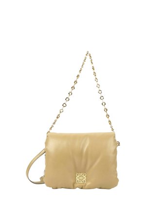 Beige leren schoudertas met geschulpte randen, gouden decoratief logo en een gouden kettingband.