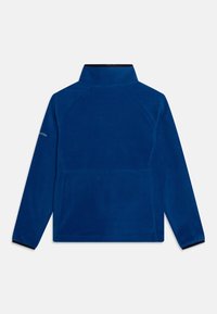 Niebieska polarowa kurtka z wysokim kołnierzem, rękawami raglanowymi i prostokątną kieszenią na plecach. Miękka tekstura i czarne akcenty przy kołnierzu i mankietach.