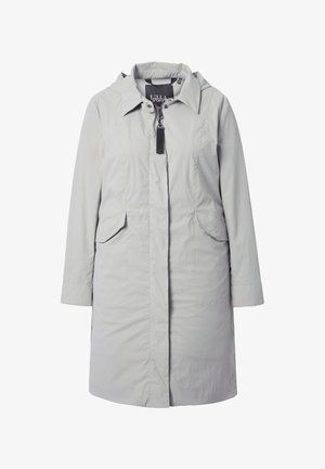 Lichtgrijze lange regenjas met capuchon, voorzien van een ritssluiting aan de voorkant, twee klepzakken en lange mouwen, ontworpen voor vrouwen.