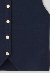 Gilet tricoté bleu marine avec un col en V, six boutons dorés et un ourlet droit avec des fentes latérales pour faciliter les mouvements.