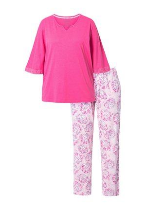 Camisa rosa con escote en V y mangas cortas, combinada con pantalones blancos que presentan patrones de conchas rosas. Tela suave y ligera.