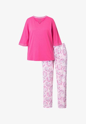 Lyserød skjorte med V-hals og korte ærmer, parret med hvide bukser med lyserøde skaldmønstre. Blødt, let stof.