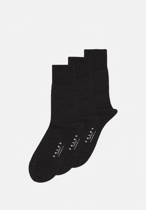 Schwarze Baumwollsocken, gerippte Textur, Knöchellänge. Enthält drei Paare. Mit kleinem weißen Branding auf den Sohlen.