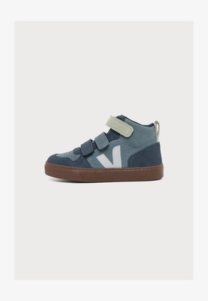 Baskets montantes enfant bleu et gris avec trois bandes velcro, un logo blanc sur le côté et une semelle en caoutchouc marron.