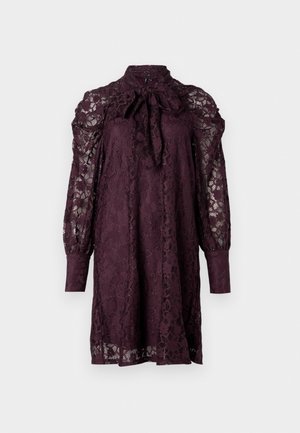 Csipkés ruha mély lila színben, magas nyakkal, masnival és dús, hosszú ujjakkal. Virágmintázattal és áttetsző textúrákkal rendelkezik.