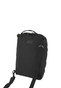 Bolso de hombro de tela negra con forma rectangular, que cuenta con correas de cinta, cierre de cremallera y un logotipo destacado en la parte frontal.