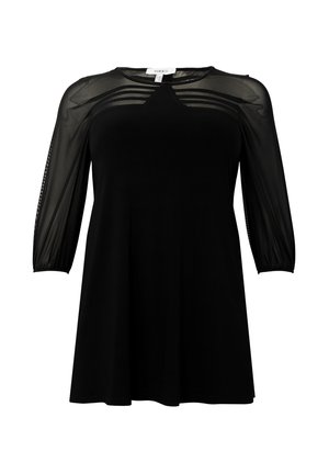 Robe noire avec des manches bouffantes semi-transparentes, un col rond et une silhouette fluide. Présente des rayures horizontales subtiles sur le corps.