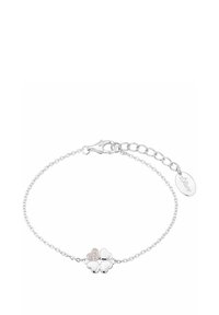 Pulsera de plata con tres eslabones en forma de corazón, uno de ellos con detalles en rosa, conectados por una delicada cadena y un cierre seguro.