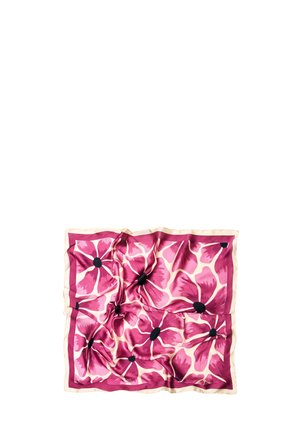 Silketørklæde med stort pink og cremefarvet blomsterprint med sorte centre, let krøllet og lagt fladt på hvid baggrund.