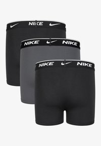 Tri para moških bokser hlačk Nike v črni in temno sivi barvi z elastičnimi pasovi z belim logotipom. Mehka tkanina, oblika, ki se prilega telesu.