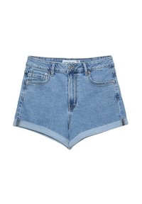 Pantalones cortos de mezclilla en azul claro, con cintura alta, puños enrollados y bolsillos frontales con acentos metálicos y detalles de costura. Talla 38.