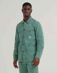 Veste en velours côtelé verte avec un bouton à l'avant, dotée de deux poches poitrine, de poches latérales en biais et d'un petit patch logo. Tissu texturé.