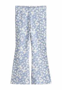 Pantaloni evazați dintr-un material albastru deschis, cu un model floral cu margarete albe și roz, textură netedă și talie elastică.