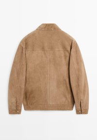 Hellbraune Wildlederjacke flach ausgelegt, zeigt einfaches Rückendesign mit abgenähten Nähten, langen Ärmeln, Kragen und knöpfbaren Manschetten.