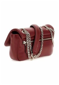 Bolso de mano de cuero burdeos con cierre de cremallera, correa de cadena y diseño redondeado. Presenta una textura suave y un borde superior doblado.