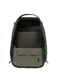 Mochila de tela verde con un interior espacioso, un bolsillo frontal y un cierre suave. Cuenta con secciones acolchadas para organizar los elementos.