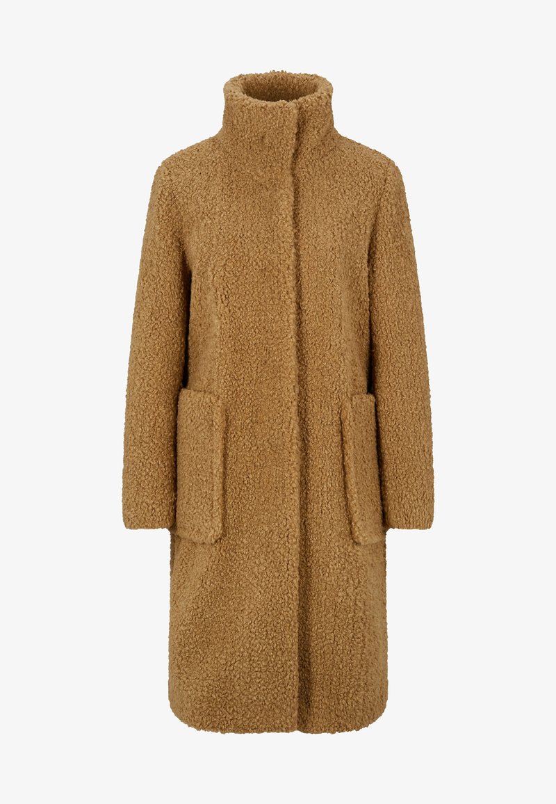 Long manteau teddy couleur camel avec col montant, manches longues, poches avant et tissu texturé pelucheux.