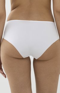 Slip hipster bianchi in cotone, con una trama liscia e un design a vita bassa, caratterizzati da cuciture minime e senza hardware visibile.