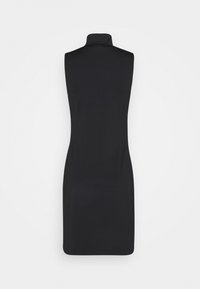 Robe noire sans manches à col haut et silhouette ajustée, vue de dos sur un fond clair uni.
