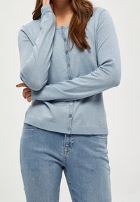 Ljusblå cardigan tillverkad av mjukt stickat tyg, med rund hals, långa ärmar och knäppning framtill med ribbad kant.