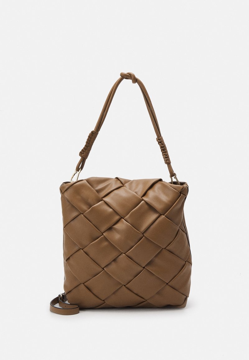 Sac à main en cuir marron avec un motif tressé, équipé d'une poignée rembourrée et d'une bandoulière réglable.