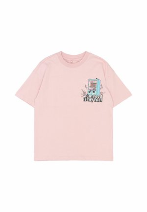 Ružový bavlnený tričko s krátkymi rukávmi, so grafikou automatického predajníka a textom "Zábavné jedlo je môj palivo." S dizajnom okrúhleho výstrihu.