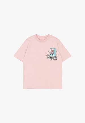 Roze katoenen T-shirt met korte mouwen, voorzien van een afbeelding van een automaat en de tekst "Leuke voeding is mijn brandstof." Met een ronde hals.