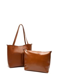 Brun læder tote taske med to håndtag og sidelommer, parret med en matchende lynlåspose. Glat tekstur og enkelt design.