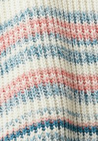 Gros plan d'un tissu tricoté avec des fils de couleur crème, bleu et rose formant un motif de rayures en zigzag et une texture de points visible.