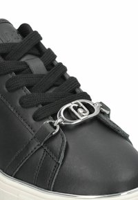 Sneaker in pelle nera con lacci neri, accenti in metallo argentato e suola bianca a contrasto. Finitura testurizzata con dettagli cuciti.