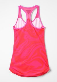 Punainen ja vaaleanpunainen urheilutoppi, jossa on pyörteinen kuvio, urheilullinen taustakuva ja kevyt, hengittävä kangas. Sileä pinta.