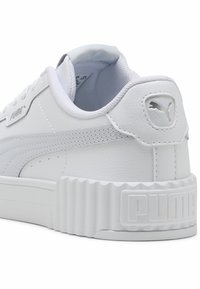 Valge nahast sneaker tekstureeritud platvormi tallaga, õmmeldud disainiga ja hõbedase logoga kanna peal. Omab polsterdatud kaela.