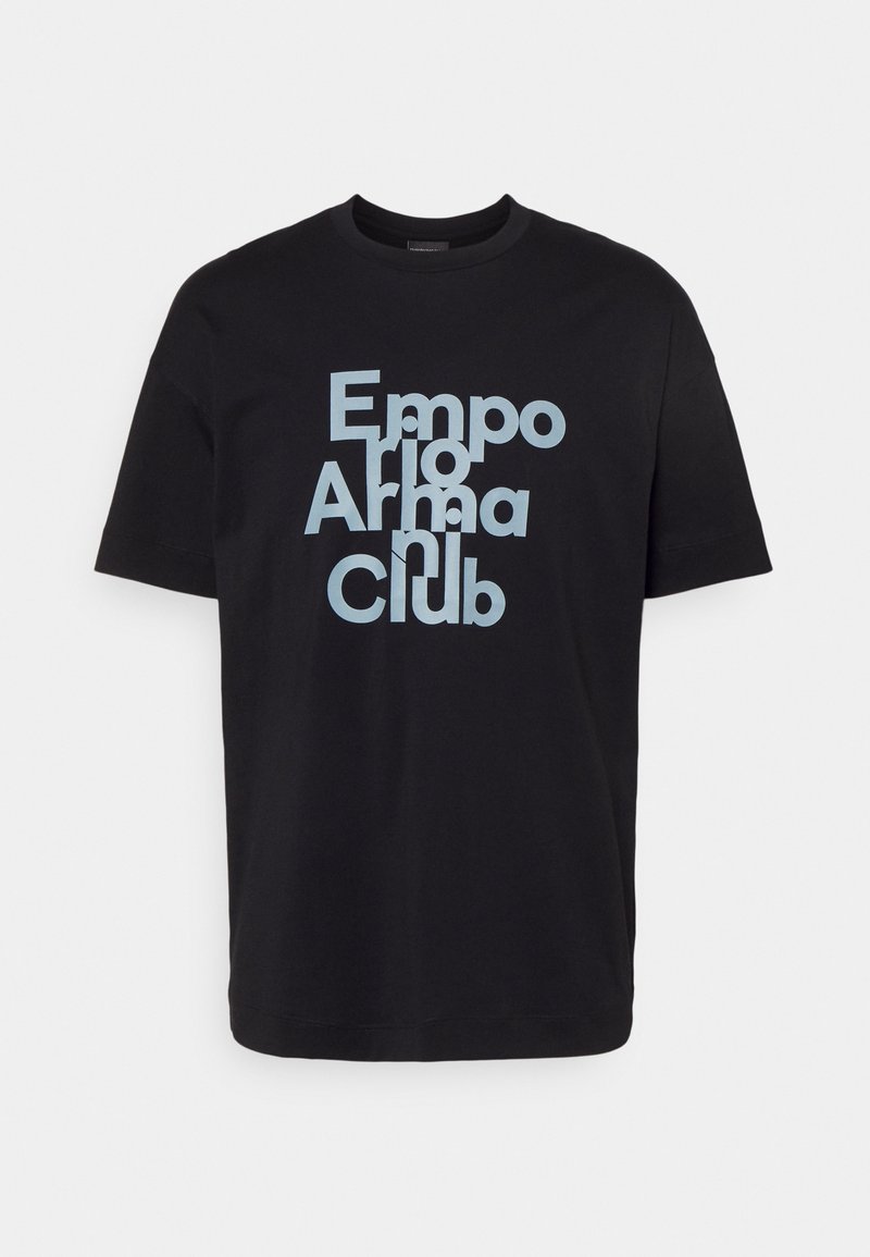 Černé tričko vyrobené z bavlny, s velkým, vrstveným světle modrým textem, který zní "Emporio Armani Club." Krátké rukávy a design s kruhovým výstřihem.