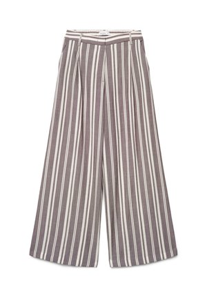 Weite Hosen mit vertikalen beigen und grauen Streifen, Gürtelschlaufen und vorderen Falten, flach auf einem weißen Hintergrund ausgelegt.