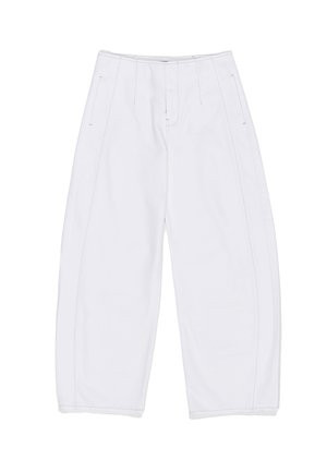 Pantaloni bianchi a gamba larga realizzati in cotone, con tasche laterali, cuciture a contrasto, vestibilità rilassata e texture liscia.