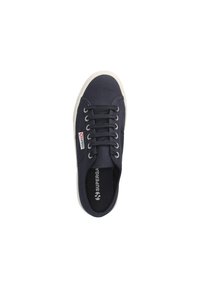 Sneaker in tela blu navy con suola in gomma bianca, punta tonda e occhielli in metallo. Presenta lacci e un logo sul lato e sulla soletta.