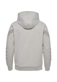 Felpa grigia con cappuccio regolabile, polsini e orlo a costine, con dettagli grigio chiaro sulle spalle e tre strisce sulle maniche.