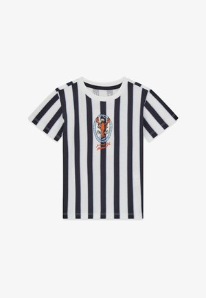 T-shirt à manches courtes avec des rayures verticales noires et blanches, présentant un graphique de homard rouge et le texte orange "good life" sur la poitrine.