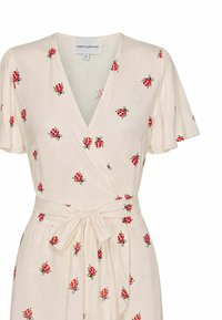 Robe portefeuille crème avec manches courtes volantées, ceinture à nouer à la taille et imprimé coccinelle rouge sur toute la robe.
