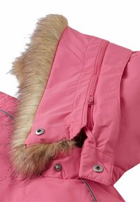 Roze winterjas met een gevoerde capuchon van nepbont, ritsluiting en drukknoopjes. Gladde textuur met subtiele zilveren accenten.