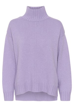 Lila pletena pulover s visokim turtleneck ovratnikom, spuštenimi rameni, rebrastimi manžetami in robom, ki ima sproščen kroj in mehak material.