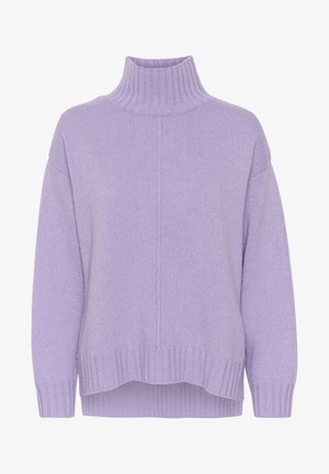 Lila pletena pulover s visokim turtleneck ovratnikom, spuštenimi rameni, rebrastimi manžetami in robom, ki ima sproščen kroj in mehak material.
