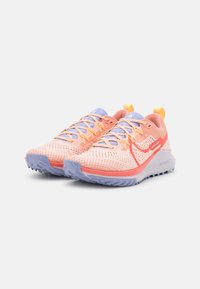 Scarpe da corsa leggere con una tomaia in mesh traspirante rosa, dettagli viola e suole testurizzate per una migliore aderenza, dotate di vivaci lacci arancioni e linguette di estrazione.
