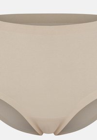 Mutande hipster beige senza giunture, realizzate in tessuto morbido, con una cintura liscia e una forma sagomata per comfort e vestibilità.