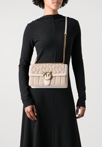 Pinko LOVE ONE CLASSIC - Taška s příčným popruhem - sabbia/bianco