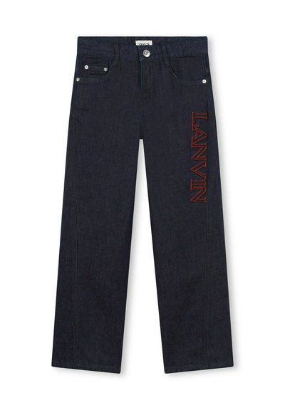 Jeans a gamba larga in denim scuro con un logo ricamato rosso "LANVIN" sulla gamba sinistra, con accessori in tonalità argento e design a cinque tasche.