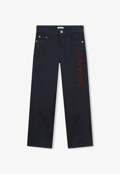 Jeans a gamba larga in denim scuro con un logo ricamato rosso "LANVIN" sulla gamba sinistra, con accessori in tonalità argento e design a cinque tasche.