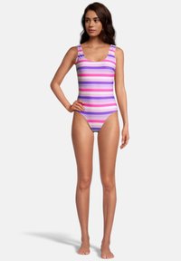 Maillot de bain une pièce multicolore avec des rayures horizontales en violet, rose et blanc. Bretelles larges et coupe modeste. Texture de tissu douce.