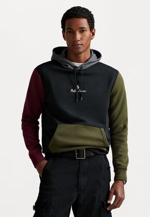 Sweatshirt à capuche avec un torse noir, des manches bordeaux et vert, et une capuche grise. Comprend une poche avant et un logo brodé.